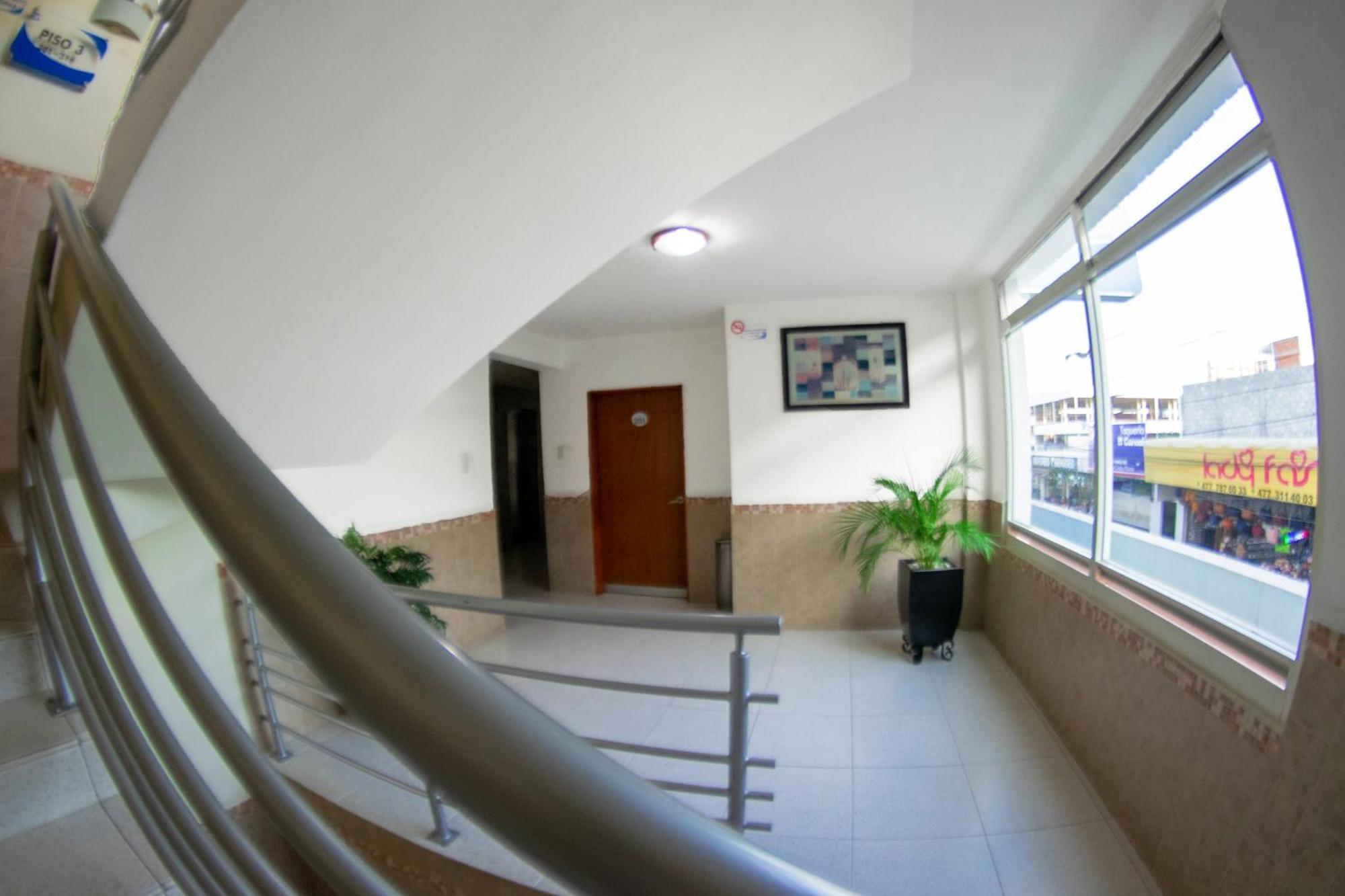 Hotel Niza Zona Piel Leon Exterior photo